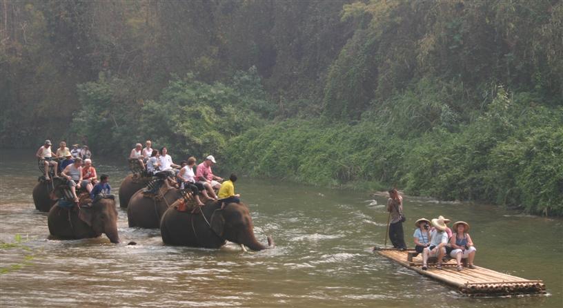 Olifantenrit en bamboe rafting door de jungle in Chiang Mai, noord Thailand
