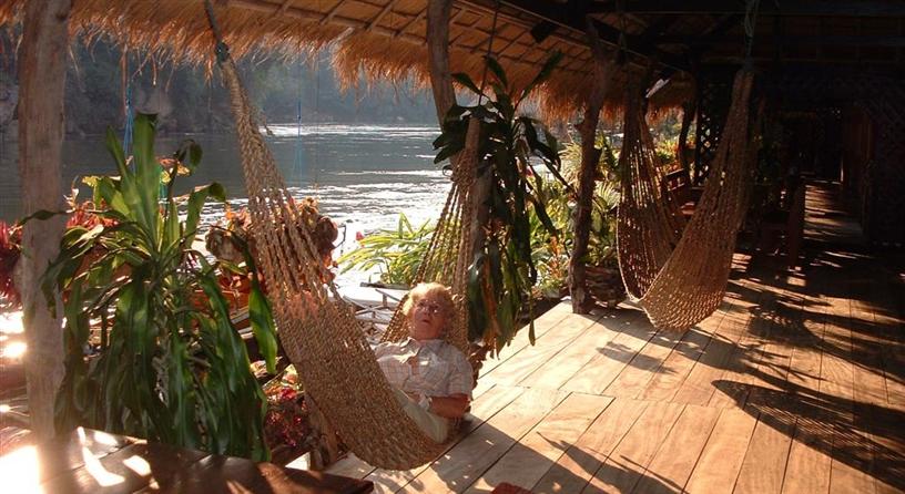Heerlijk relaxen in het River Kwai Jungle Rafts (Floatel) hotel in Kanchanaburi, Thailand